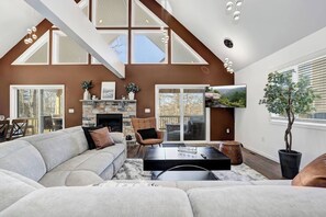 TV connectée, cheminée, baby-foot, table de tennis de table