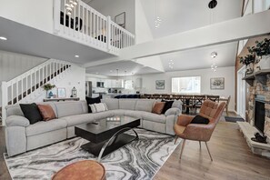 Älytelevisio, takka, pöytäjalkapallopöytä, pöytätennispöytä