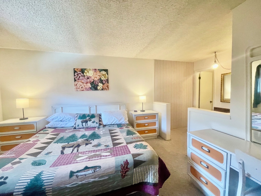 30 Night Min. 2 bedrooms plus loft , sleep 8! Breckenridge Vrbo