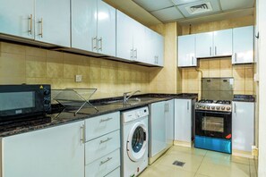 Comfort Apartment, Balcony | Private kitchen | Fridge, microwave, oven, stovetop - Nasma Holiday Homes - Frankfurt Sports Tower (Dubai)