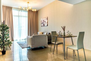 Appartement Confort, balcon | Salle à manger