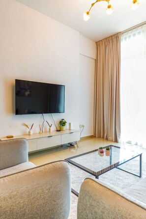 Departamento Confort, balcón | Área de sala de estar | Smart TV de 55 pulgadas con canales por cable 
