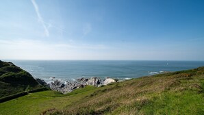 A coastal landscape with rocky cliffs and a clear sky. - Dog friendly, two bedroom holiday apartment with balcony in Mortehoe, North Devon. (Mortehoe)