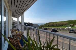 Terrace/patio - Dog friendly, two bedroom holiday apartment with balcony in Mortehoe, North Devon. (Mortehoe)