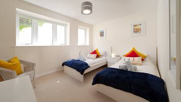 2 bedrooms, travel crib, internet, bed sheets