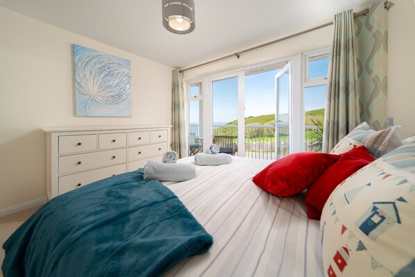 2 bedrooms, travel crib, internet, bed sheets