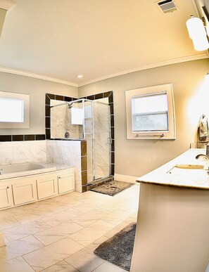 Hair dryer - Lakehouse with Hot Tub and Beautiful Water Views! (Seabrook)