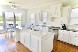 Fridge, microwave, oven, stovetop - Lakehouse with Hot Tub and Decks (Seabrook)