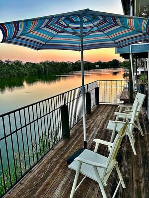 Terrace/patio - Lakehouse with Hot Tub and Decks (Seabrook)