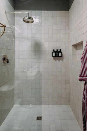 Haartrockner, Handtücher, Toilettenpapier