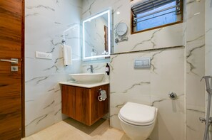 Family Suite | Laptop workspace, iron/ironing board, free WiFi