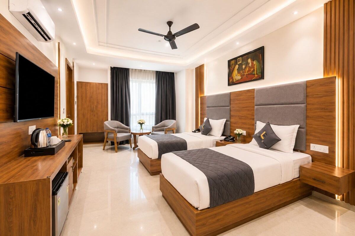 Superior Twin Room | Laptop workspace, iron/ironing board, WiFi (free)