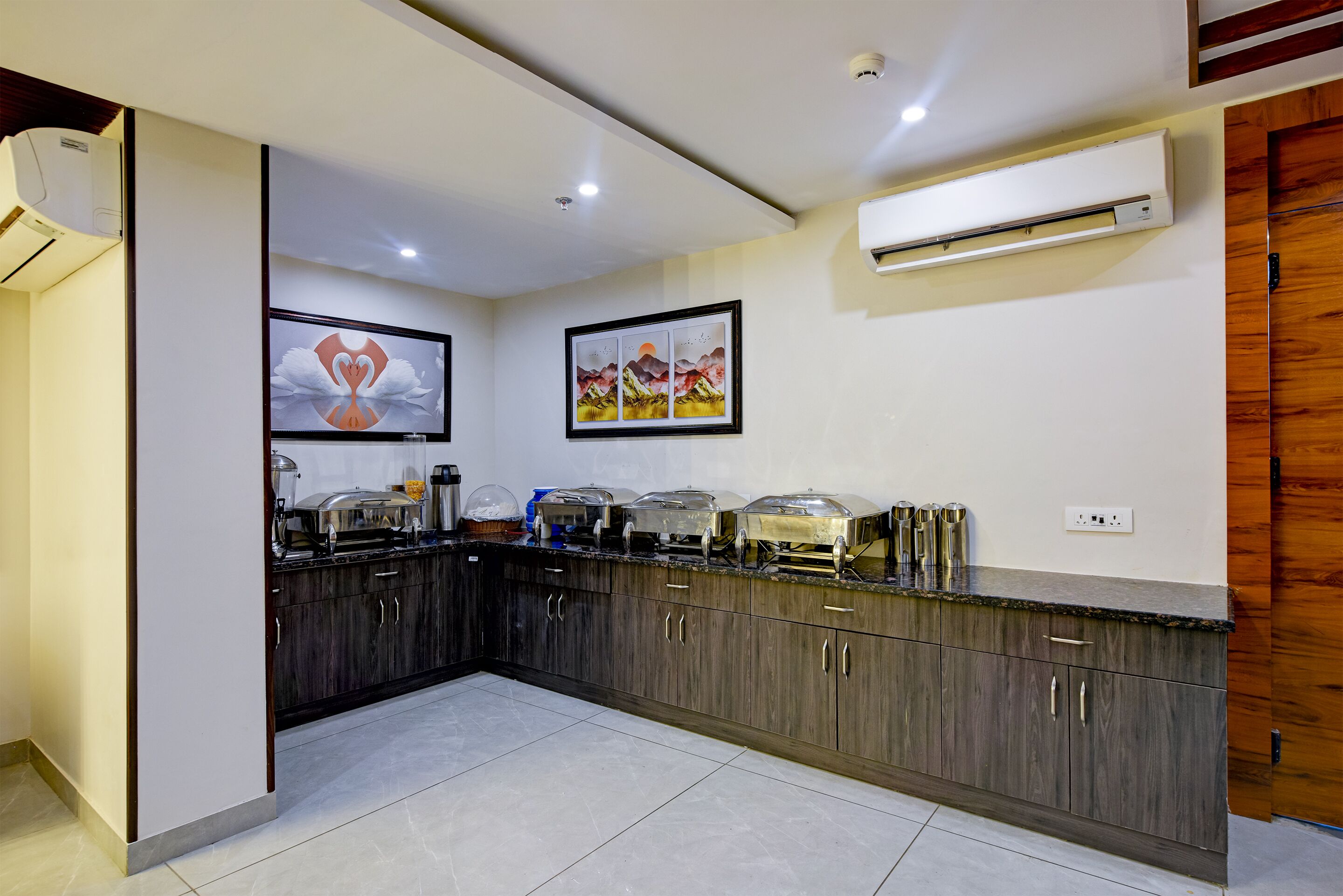 بوفيه فطور يوميًا بتكلفة قدرها (400 INR للشخص)