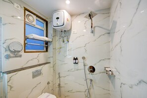 Family Suite | Bathroom | Shower, slippers, towels, soap