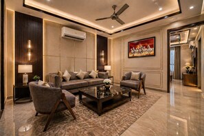 Laptop workspace, iron/ironing board, free WiFi - Hotel Le Premier (New Delhi)