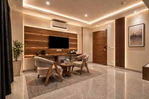 Laptop workspace, iron/ironing board, free WiFi - Hotel Le Premier (New Delhi)