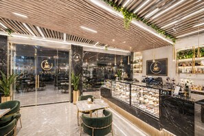 Cafe - Hotel Le Premier (New Delhi)