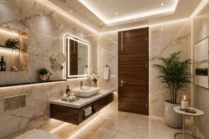 Shower, slippers, towels, soap - Hotel Le Premier (New Delhi)