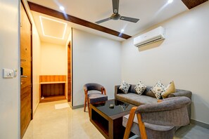 Family Suite | Living area - Hotel Le Premier (New Delhi)