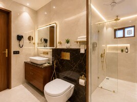 Un baño moderno con tocador, inodoro y zona de ducha.