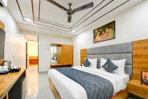 Espacio para trabajar con laptop y tabla de planchar con plancha