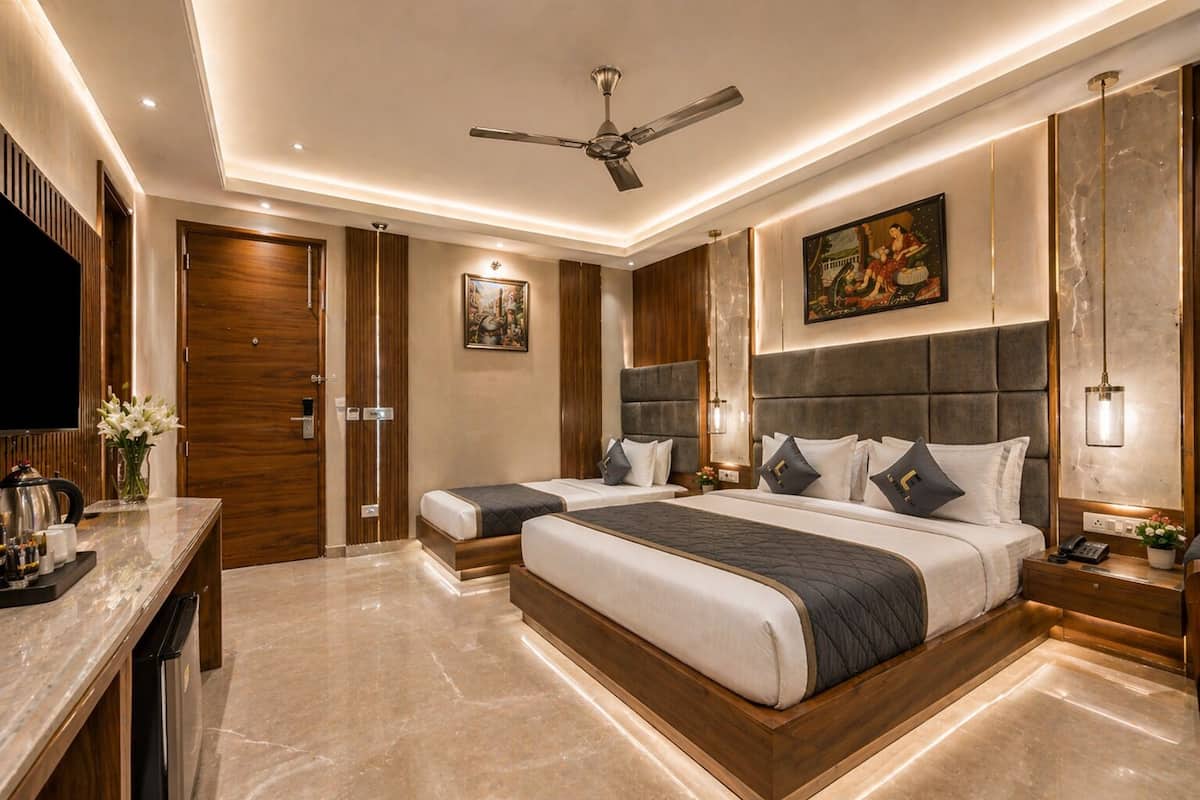 Deluxe Twin Room, 2 Single Beds | Laptop workspace, iron/ironing board, free WiFi