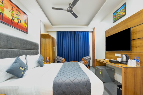Deluxe Double or Twin Room, City View | Laptop workspace, iron/ironing board, free WiFi - Hotel Le Premier (New Delhi)