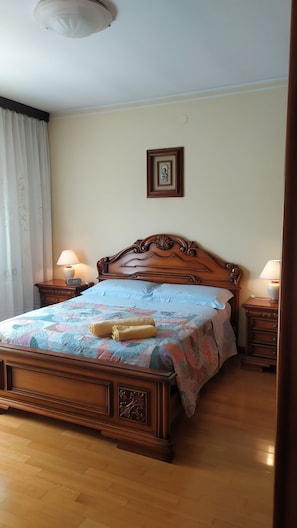 3 soverom, skrivebord, strykejern/-brett og wi-fi