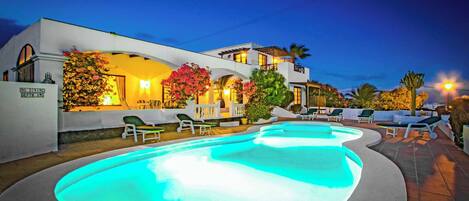 Villa (4 Bedrooms) | Exterior