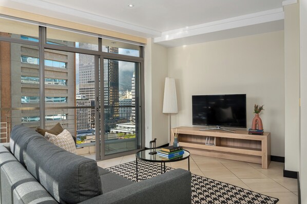 TV - Modern CBD Apartment | No Loadshedding (Cape Town)