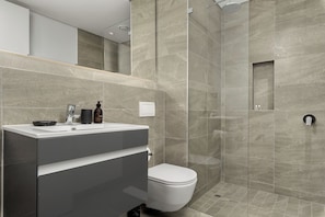 SĂšche-cheveux, serviettes fournies, shampoing, papier toilette