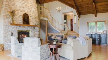 TV connectée, cheminée, jeux vidéo, livres