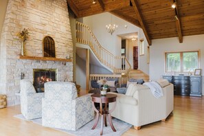 TV connectée, cheminée, jeux vidéo, livres