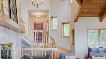 Smart-tv, een open haard, videospelletjes en boeken