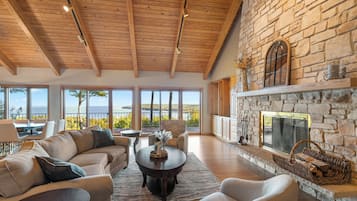 Smart-tv, een open haard, videospelletjes en boeken