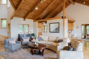 TV connectée, cheminée, jeux vidéo, livres