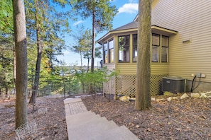 Property grounds - Stunning 5-bedroom, 4.5-bath Bluff home with Spectacular, Panoramic Bay Views (Fish Creek)