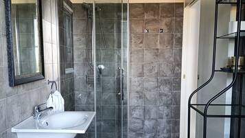 Chambre Supérieure Double ou avec lits jumeaux, vue jardin | Salle de bain