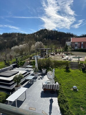 Dobbelt- eller tomannsrom – deluxe, hageutsikt | Safe på rommet, blendingsgardiner, lydisolert og wi-fi (inkludert)