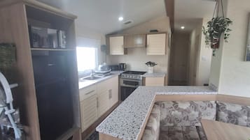 Lemari es, microwave, oven, dan kompor