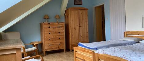 4 bedrooms, iron/ironing board, WiFi