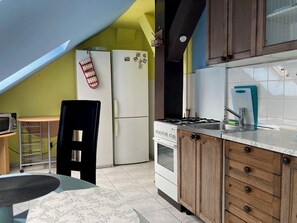 Kjøleskap, mikrobølgeovn, ovn og kaffetrakter/tekoker