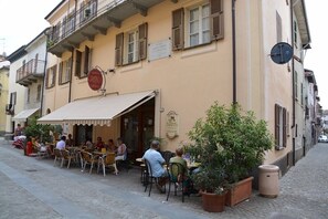 Outdoor dining - Beautiful villa with private pool in large garden in one of the borghi più belli (Mombaldone)
