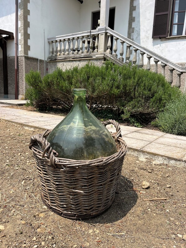 Property grounds - Beautiful villa with private pool in large garden in one of the borghi più belli (Mombaldone)