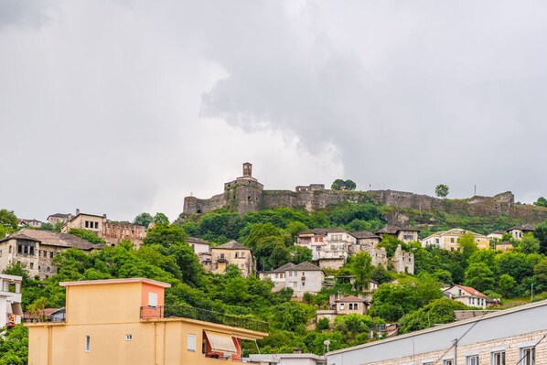 Room - Maria s Apartment 1BR in City Center (Gjirokastër)