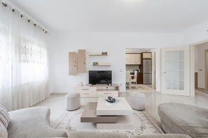 Apartment | 4 bedrooms - Hometown Apartment in Gjirokaster (Lazarat)