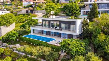 4 bedrooms