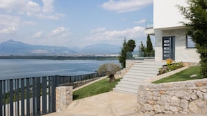 House | 4 bedrooms - The Luxury Villa Private Pool Lake View (Shkodër)