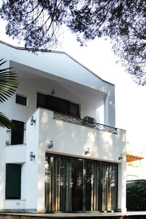 House | 5 bedrooms - The Beachfront Villa Garden Beach Access (Golem)