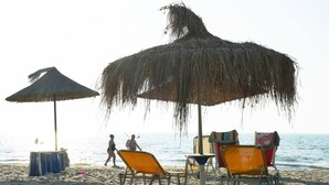 House | 5 bedrooms - The Beachfront Villa Garden Beach Access (Golem)